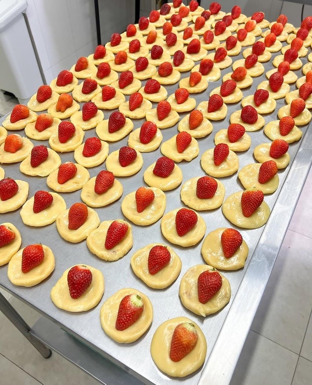 Calda sendo preparada para os morangos